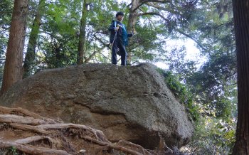 ④ 山道の巨石