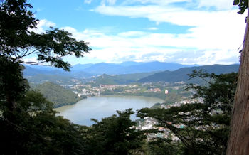 ④ 嵐山の山頂から見える相模湖