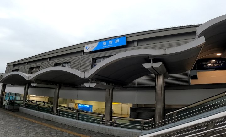 ① 秦野駅