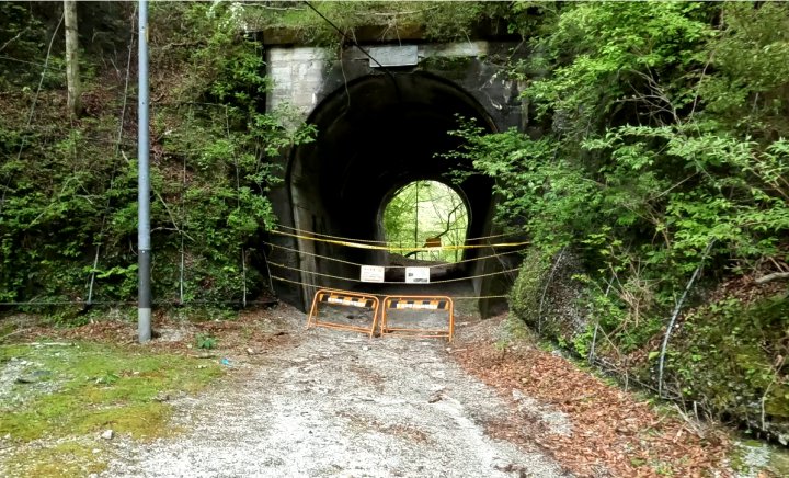 ⑤ 通行止めのトンネル