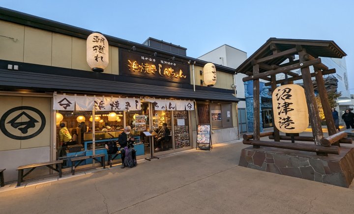 下山後の浜焼きのお店